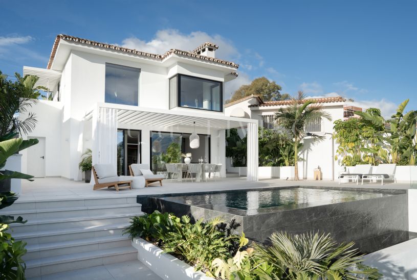 Stunning five-bedroom villa with magnificent mountain views, ideally located in the heart of Nueva Andalucía