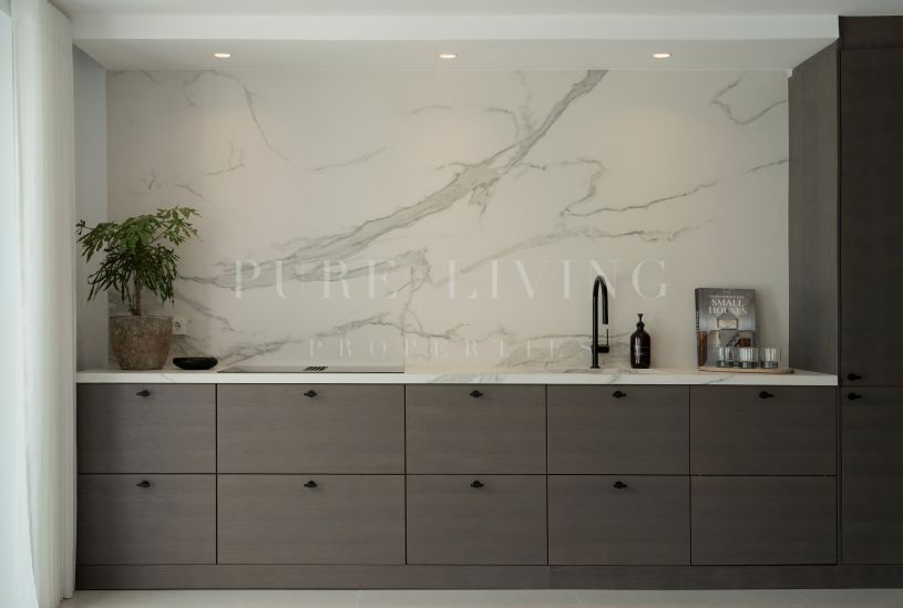 Stunning five-bedroom villa with magnificent mountain views, ideally located in the heart of Nueva Andalucía