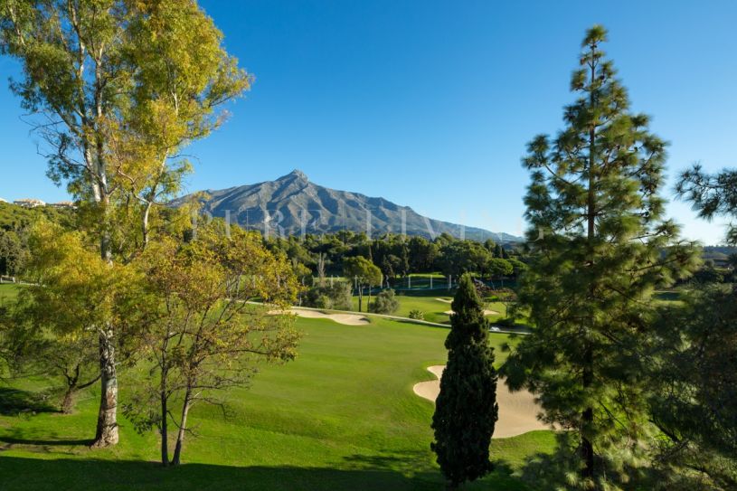 Villa en primera línea de golf en Aloha, Nueva Andalucía
