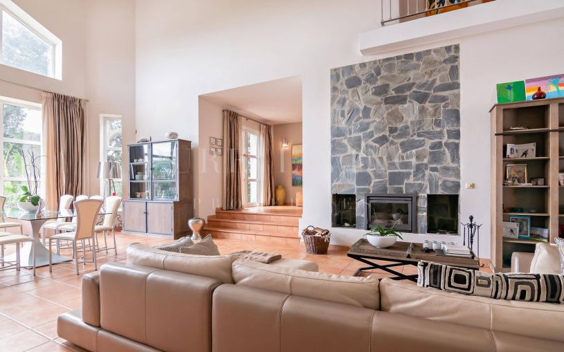 Villa en venta en Sotogrande alto rodeando campo de golf