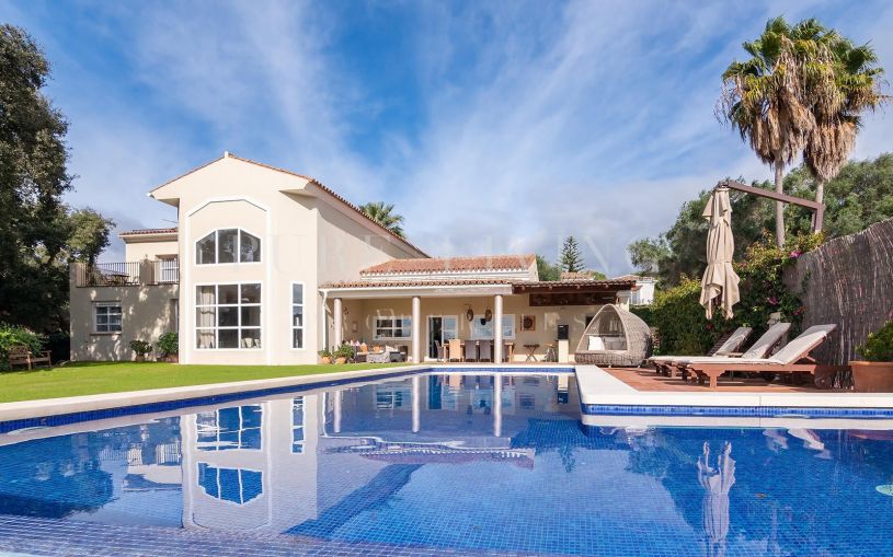 Villa en venta en Sotogrande alto rodeando campo de golf