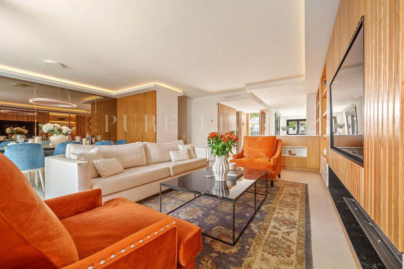 Gerenoveerd vier-slaapkamer herenhuis op een steenworp afstand van de boulevard en het strand aan de Gouden Mijl van Marbella.