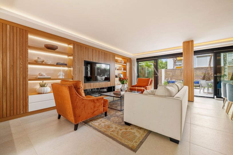 Gerenoveerd vier-slaapkamer herenhuis op een steenworp afstand van de boulevard en het strand aan de Gouden Mijl van Marbella.