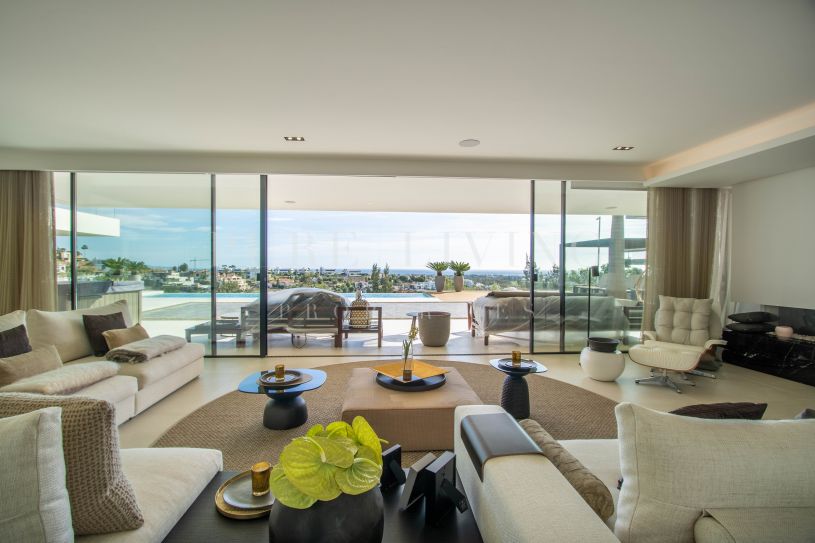Modern luxury 5 bedroom villa with panoramic sea views in La Alquería, Benahavís