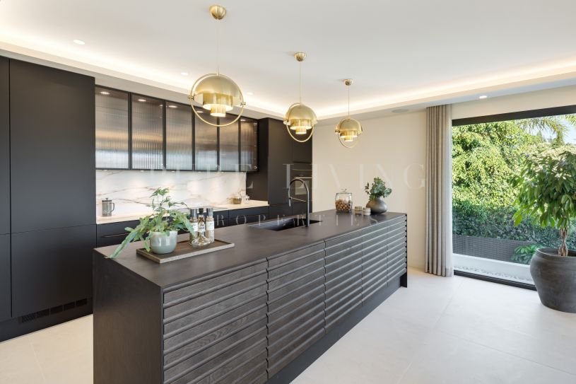 Villa de luxe contemporaine nichée à Las Brisas Golf, Nueva Andalucía