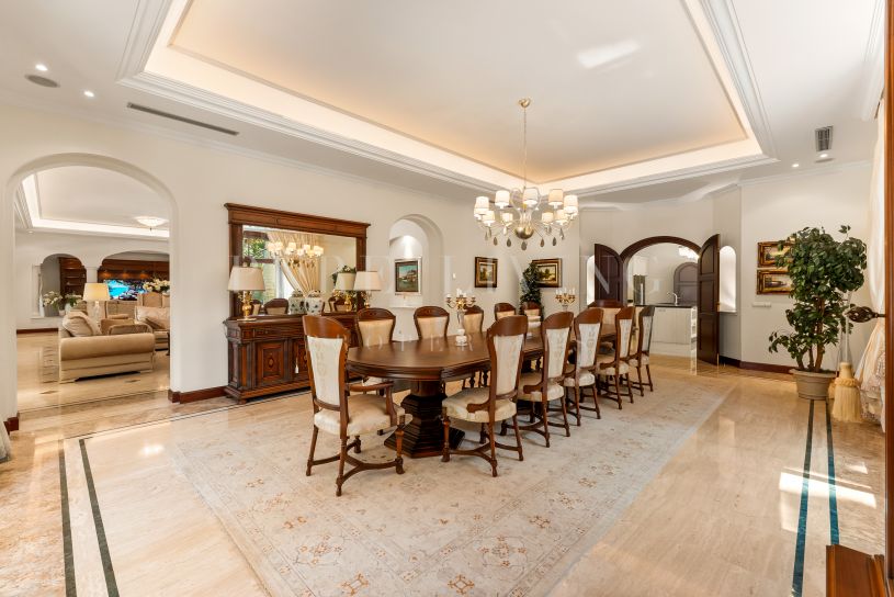 Luxueuse villa en bord de mer avec huit chambres à Guadalmina Baja, grand terrain et spa privé