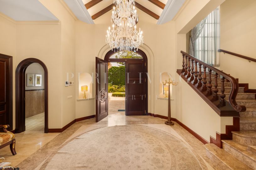 Luxueuse villa en bord de mer avec huit chambres à Guadalmina Baja, grand terrain et spa privé