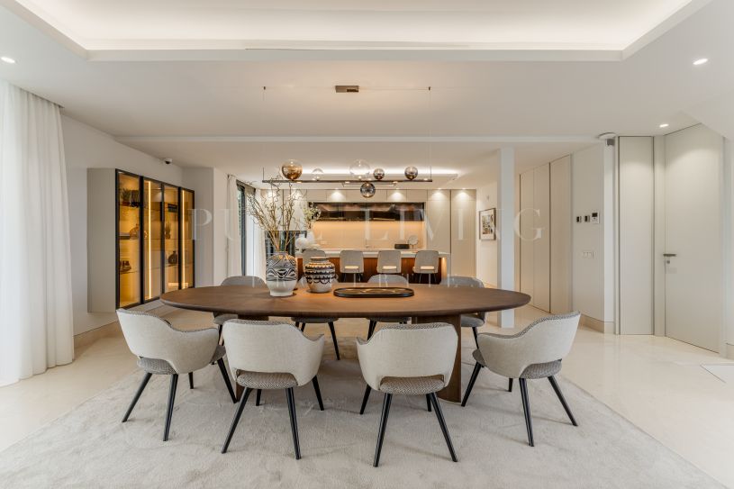 Ontdek deze uitzonderlijke, eigentijdse villa met 5 slaapkamers, gelegen in de prestigieuze Lomas del Virrey buur van Marbella’s beroemde Golden Mile.