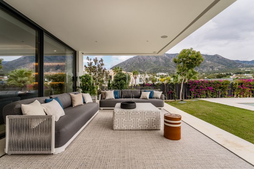 Ontdek deze uitzonderlijke, eigentijdse villa met 5 slaapkamers, gelegen in de prestigieuze Lomas del Virrey buur van Marbella’s beroemde Golden Mile.