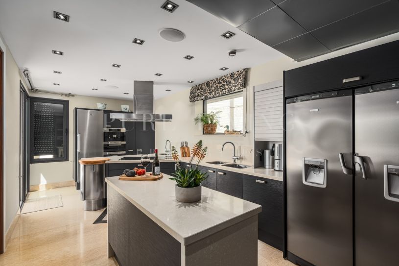 Penthouse duplex avec piscine privée et vue mer à Nueva Andalucía