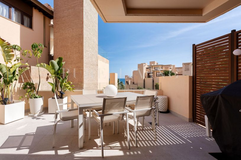 Dúplex de Lujo con Piscina Privada en Primera Línea de Playa, Estepona