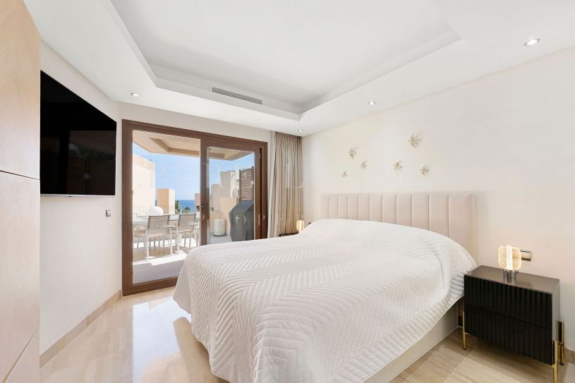 Dúplex de Lujo con Piscina Privada en Primera Línea de Playa, Estepona