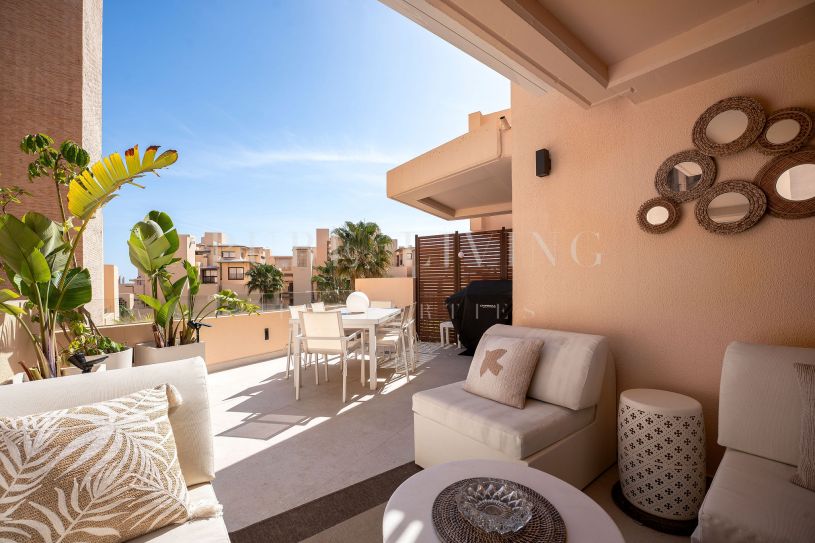 Dúplex de Lujo con Piscina Privada en Primera Línea de Playa, Estepona