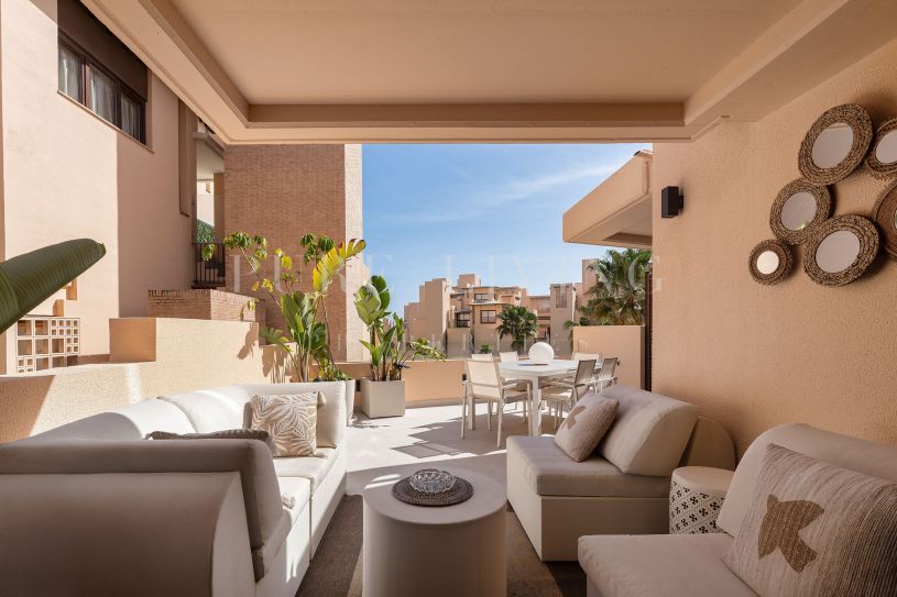 Dúplex de Lujo con Piscina Privada en Primera Línea de Playa, Estepona