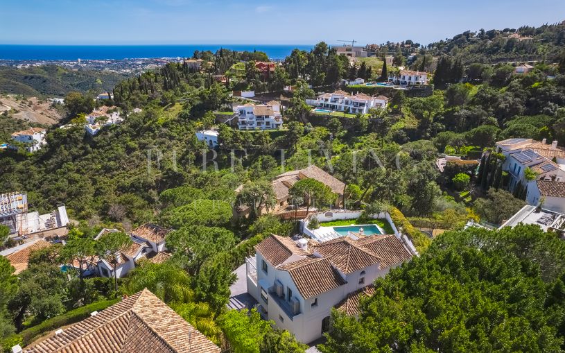 Gesofisticeerde gerenoveerde villa in de veilige en prestigieuze residentiële wijk El Madroñal, Benahavís