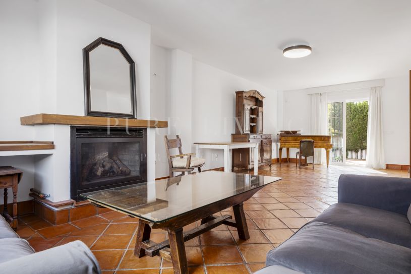 Maison de ville de style andalou avec jardin et piscine privée