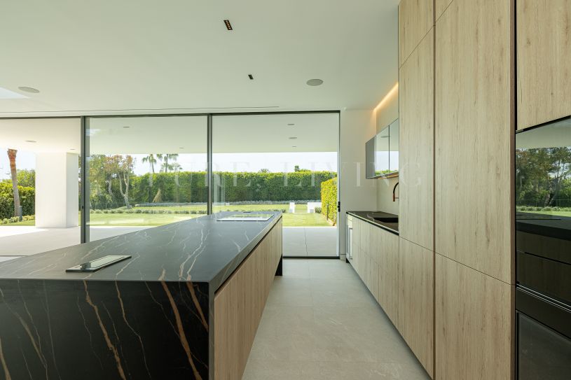 Un exclusivo refugio costero en la prestigiosa Milla de Oro de Marbella