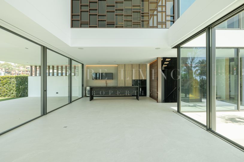 Un exclusivo refugio costero en la prestigiosa Milla de Oro de Marbella