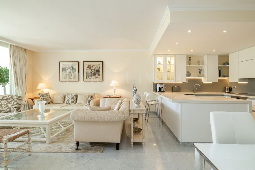 Charming beachside garden apartment in the Japanese Gardens of Marina Puente Romano