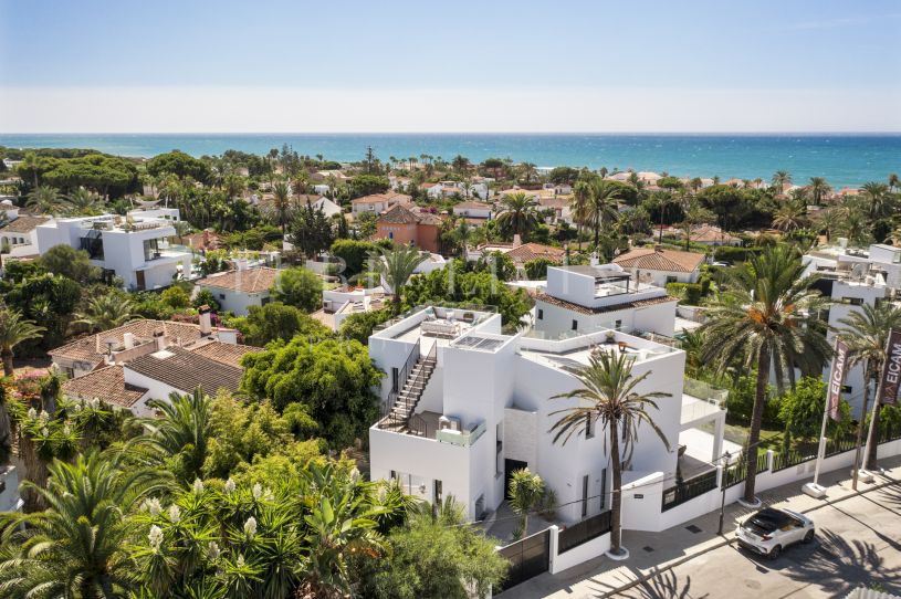 Gloednieuwe villa te koop vlakbij het strand in Marbesa, Elviria