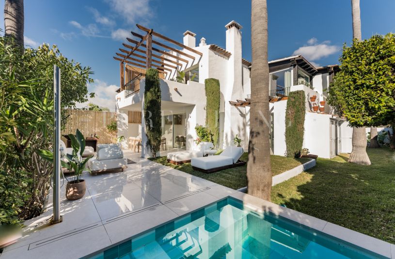 Villa luxueuse de 4 chambres avec vue sur la Méditerranée, située dans le prestigieux quartier du Golden Mile à Marbella.