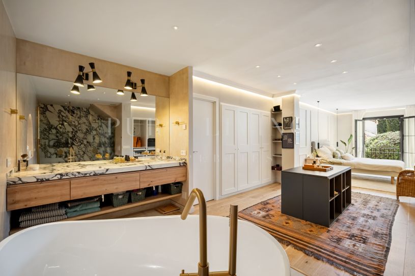 Gerenoveerde rijtjeswoning met vier slaapkamers in Marbella Hill Village, Marbella Golden Mile