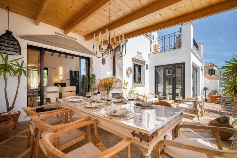 Gerenoveerde rijtjeswoning met vier slaapkamers in Marbella Hill Village, Marbella Golden Mile