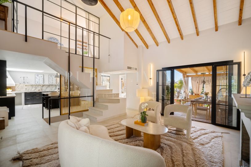 Gerenoveerde rijtjeswoning met vier slaapkamers in Marbella Hill Village, Marbella Golden Mile