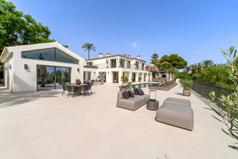 Een zorgvuldig gemoderniseerde woning in Andalusische stijl, gelegen in Rocío de Nagüeles aan de iconische Gouden Mijl van Marbella.