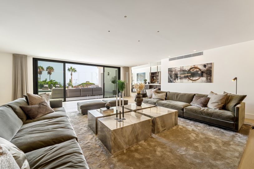 Een zorgvuldig gemoderniseerde woning in Andalusische stijl, gelegen in Rocío de Nagüeles aan de iconische Gouden Mijl van Marbella.