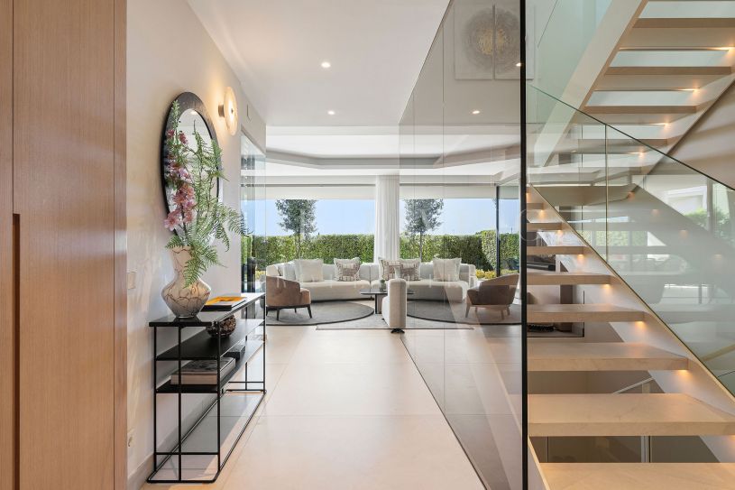 Villa Jumelée Contemporaine de 4 Chambres avec Vue sur Mer et Piscine sur le Toit à Celeste, Nueva Andalucía