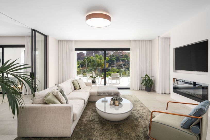 Exclusieve villa met uitzicht op golfbaan en zee in Elviria