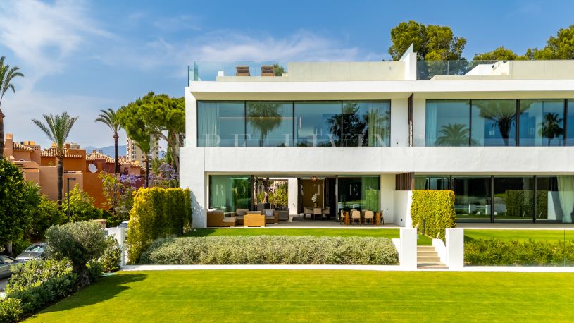 Contemporaine semi‑vrijstaande villa met schitterend dakterras met zwembad en uitzicht in Nueva Andalucía