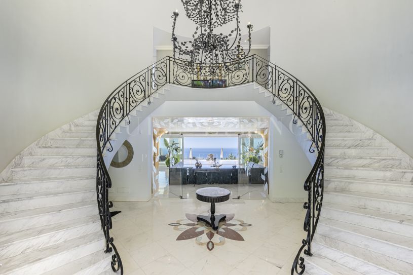 Uitzonderlijke luxe villa met panoramisch uitzicht op zee en de bergen in het prestigieuze Cascada de Camoján