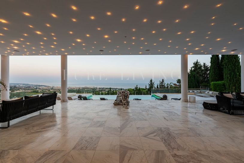 Uitzonderlijke luxe villa met panoramisch uitzicht op zee en de bergen in het prestigieuze Cascada de Camoján