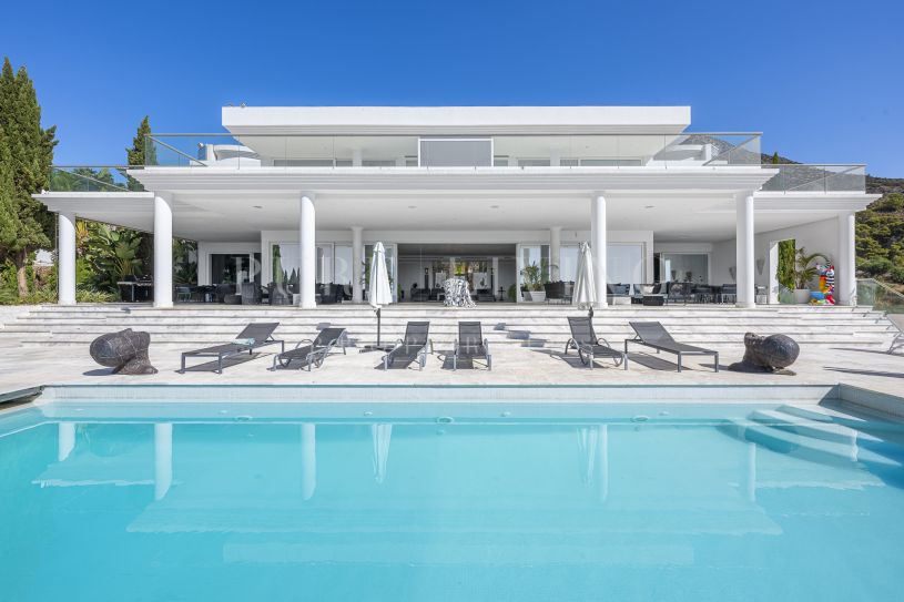 Uitzonderlijke luxe villa met panoramisch uitzicht op zee en de bergen in het prestigieuze Cascada de Camoján