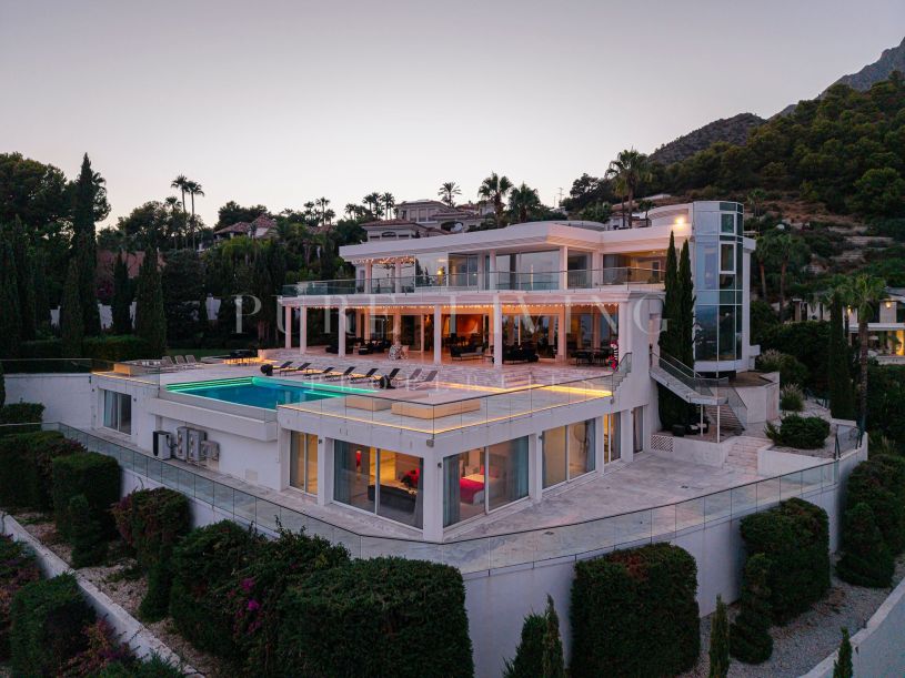 Uitzonderlijke luxe villa met panoramisch uitzicht op zee en de bergen in het prestigieuze Cascada de Camoján