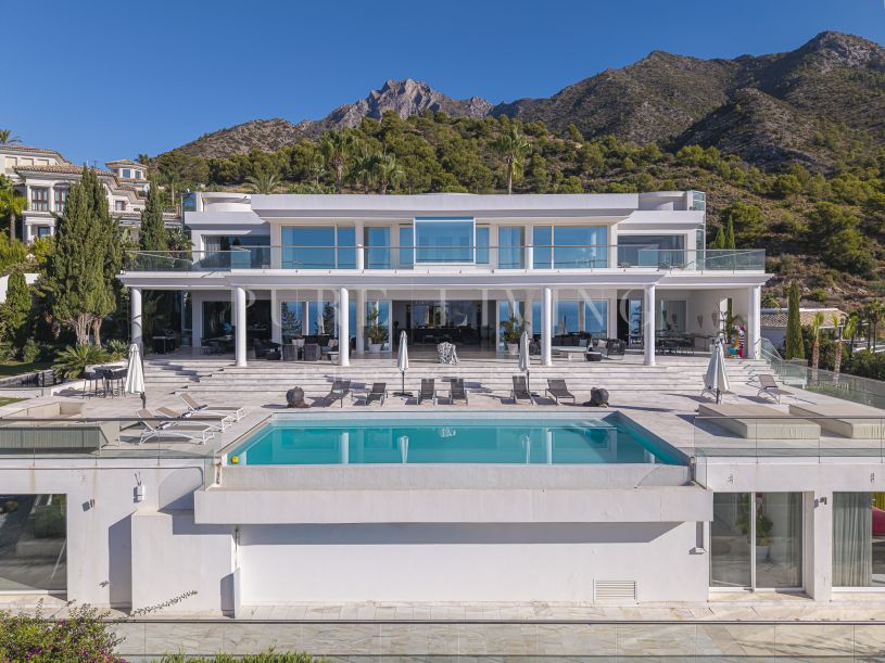 Uitzonderlijke luxe villa met panoramisch uitzicht op zee en de bergen in het prestigieuze Cascada de Camoján
