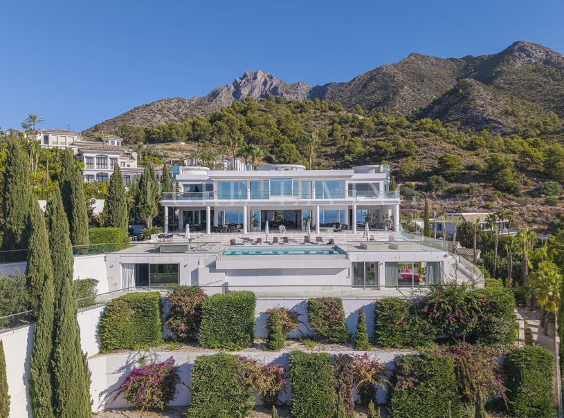Uitzonderlijke luxe villa met panoramisch uitzicht op zee en de bergen in het prestigieuze Cascada de Camoján