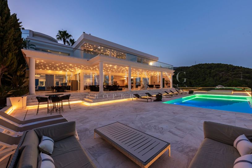 Uitzonderlijke luxe villa met panoramisch uitzicht op zee en de bergen in het prestigieuze Cascada de Camoján