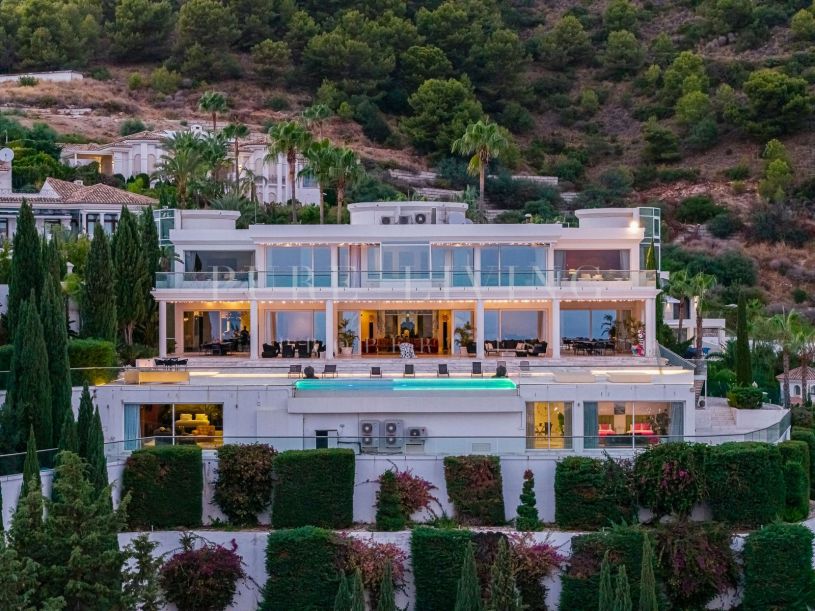 Uitzonderlijke luxe villa met panoramisch uitzicht op zee en de bergen in het prestigieuze Cascada de Camoján