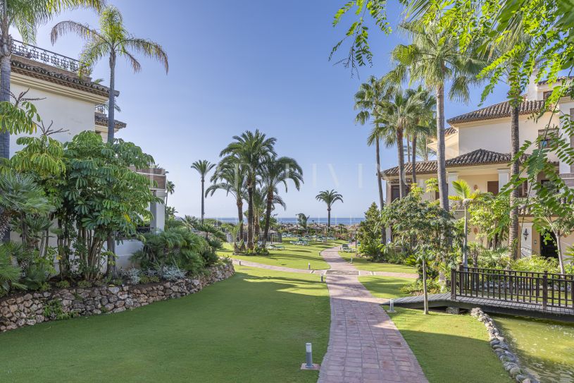 Elegant appartement met twee slaapkamers op de eerste verdieping in Los Monteros Playa