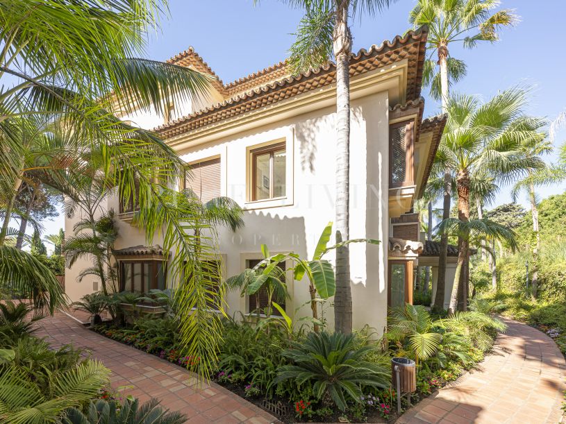 Elegant appartement met twee slaapkamers op de eerste verdieping in Los Monteros Playa