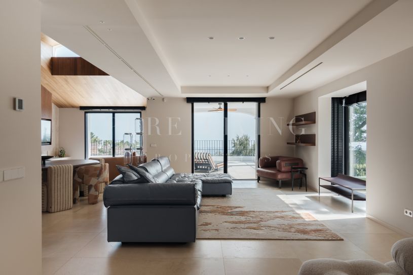 Refined 5-Bedroom Villa in El Madroñal with Spectacular Mountain Views