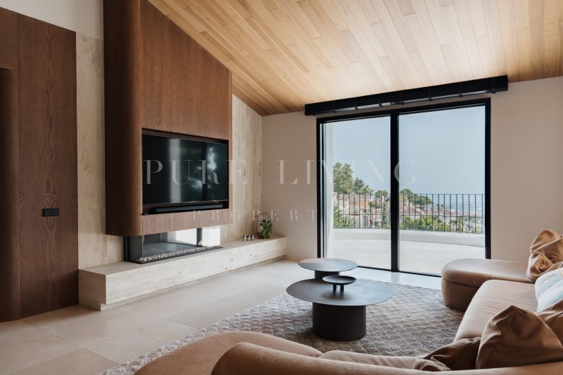 Refined 5-Bedroom Villa in El Madroñal with Spectacular Mountain Views