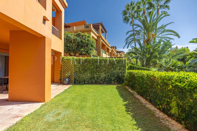 Ruim appartement met 3 slaapkamers op de begane grond, met privétuin in Benatalaya, Oost-Estepona