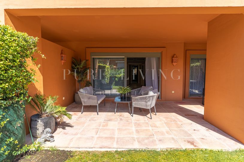 Ruim appartement met 3 slaapkamers op de begane grond, met privétuin in Benatalaya, Oost-Estepona