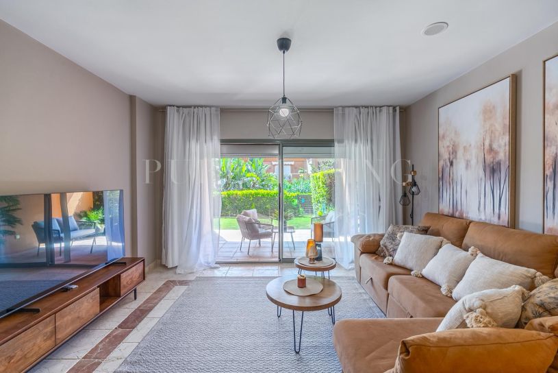 Ruim appartement met 3 slaapkamers op de begane grond, met privétuin in Benatalaya, Oost-Estepona