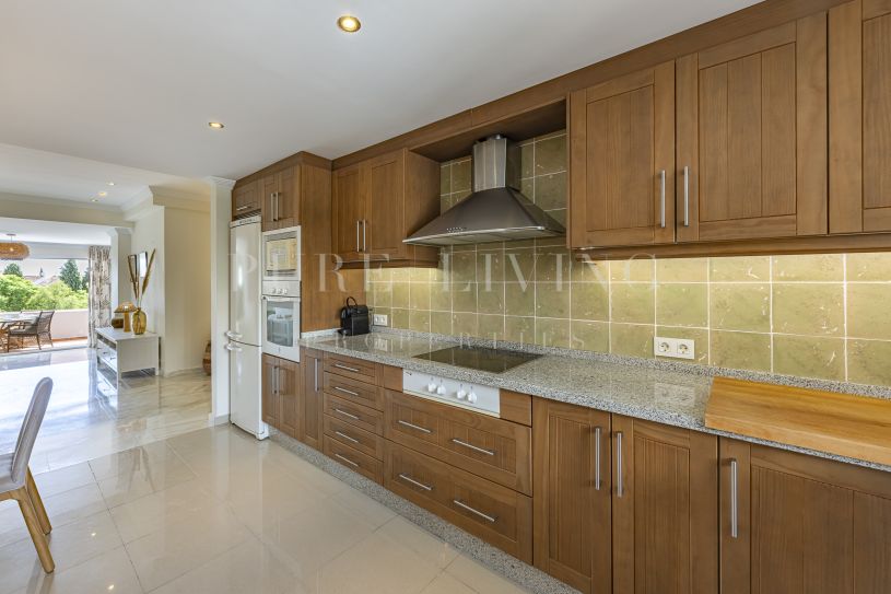 Appartement met 2 slaapkamers en zeezicht in Royal Gardens, Nueva Andalucía