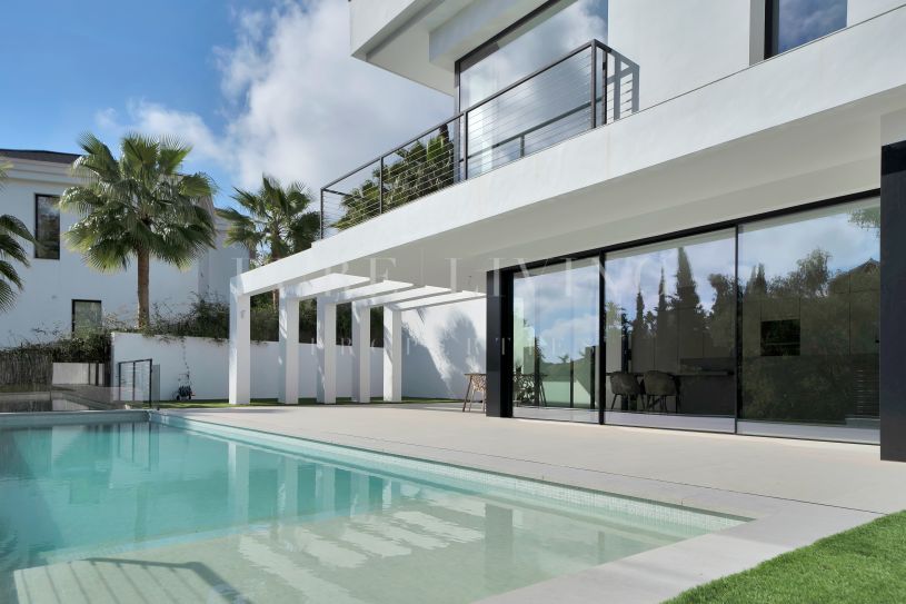 Stunning 4-bedroom villa with panoramic views in the Prestigious El Herrojo Alto, Benahavís